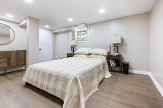GreyHouse Home 4 Bedrooms 2 Baths Bunglow with Skylights - Evanston - 8