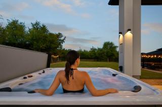 Designer Home with Hot Tub BBQ & Hill Views - Driftwood - 9