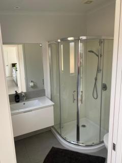 Modern & Comfy 2-Bedroom House - Newstead - 3