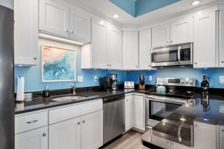 Harbor Hideaway 1 Block to Beach AC - 2