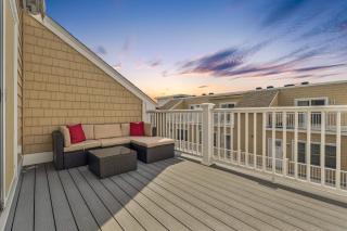 Ashworth Escape Balcony Steps to Beach AC - Hampton - 9