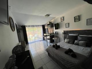 "Le Maloya" Chalets independants -Chambre Balneo - Relais Motards - Lacaune - 6