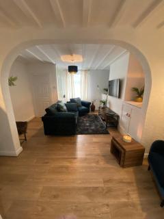 Comfy and Connected Standish Home - Two Mins from M6 Jct-27 - 5