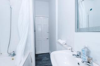 Cosy Two Bedroom House in Wallasey by Eason Stays, Ideal For Contractors Digs, Close To The Wallasey Alfred Docks, Seacombe Ferry - with Free Parking! - Seacombe - 2