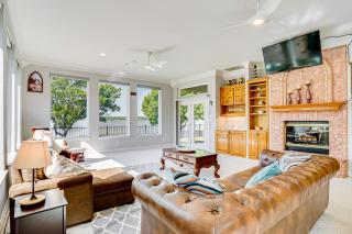 Luxe Waterfront 5BR Home Dock, Fire Pit and Fishing - Granbury - 2