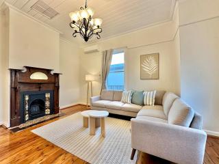 Currawong Corner Cottage - Young - 0