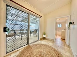 Currawong Corner Cottage - Young - 7