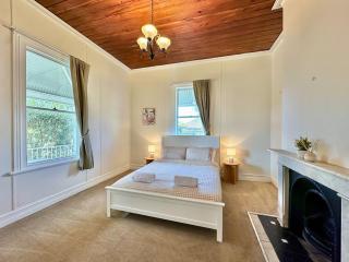 Currawong Corner Cottage - Young - 6