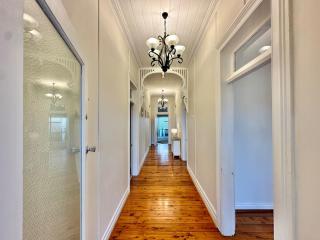 Currawong Corner Cottage - Young - 8