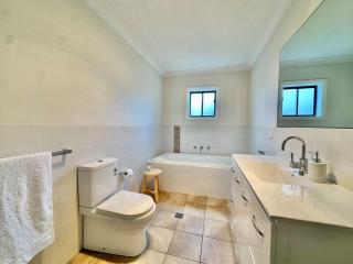 Currawong Corner Cottage - Young - 3