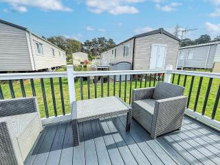 Modern Caravan At Caldecott Hall With Decking In Norfolk, Sleeps 8 Ref 91068C - 7