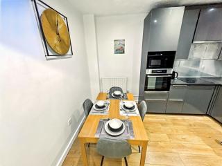 Leicester Oakwood House 6 Bed-Sleeps 11-Private Garden-Free Parking - 3