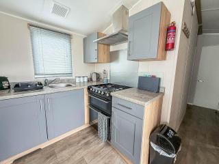 8 Berth Caravan With Decking And Wifi At Broadland Sands Park Ref 20064Cf - Hopton on Sea - 1