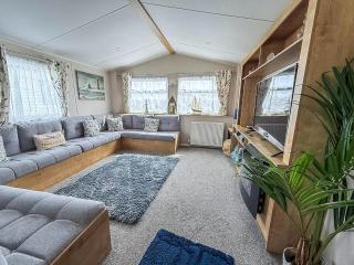 Beautiful 6 Berth Caravan With Decking In Norfolk Ref 89001Mv - Belton - 4