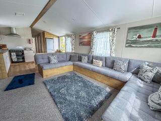 Beautiful 6 Berth Caravan With Decking In Norfolk Ref 89001Mv - Belton - 3