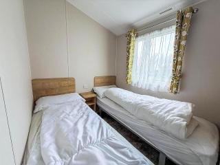 Beautiful 6 Berth Caravan With Decking In Norfolk Ref 89001Mv - Belton - 1