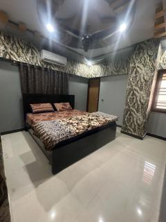 Stylish and Peaceful 102 Entire 2 Airconditioned Bedrooms Attached Bathroom Drawing Dinning TV Lounge Sitting Area Smart Led TV Kitchen Utensils Stove Micro Wave Refrigerator 24 7 Electricity Hot and Cold Water Security Surveillance with Guards - Karatschi - 3