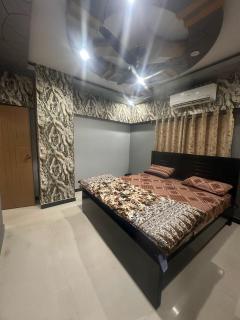 Stylish and Peaceful 102 Entire 2 Airconditioned Bedrooms Attached Bathroom Drawing Dinning TV Lounge Sitting Area Smart Led TV Kitchen Utensils Stove Micro Wave Refrigerator 24 7 Electricity Hot and Cold Water Security Surveillance with Guards - Karatschi - 1