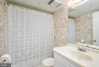 Steps to beach condo free parking wifi, balcony - Ocean City - 2