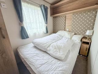 Stunning Caravan With Decking And Free Wi-Fi At Broadland Sands Ref 20074Bs - 1