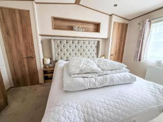 Beautiful Caravan With Free Wifi At Broadland Sands Holiday Park Ref 20292Bs - Hopton on Sea - 1