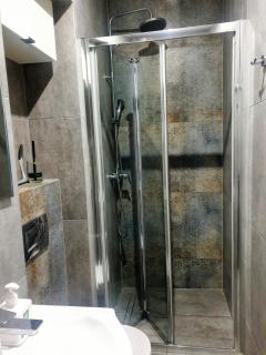 Apartment Krakow - blisko Centrum - Podgórze, kuchnia, łazienka, sypialnia z dwoma łóżkami - Cracovia - 9