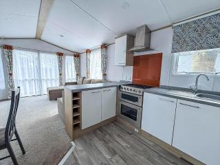 Beautiful Caravan With Decking At Azure Seas In Suffolk, Sleeps 6 Ref 32004Az - Lowestoft - 1