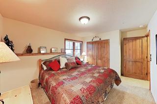 4 O Clock Ski Run - Spacious 2 Bedroom Rental - Half Block To Snowflake Chairlift! - 2