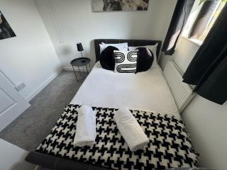 Charming 3-Bedroom with Large Hot-Tub, Free Parking & Pet friendly - Swansea - 7