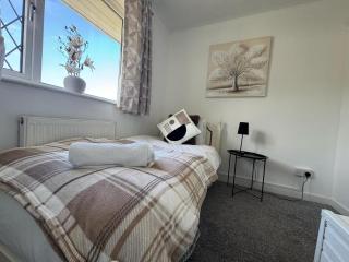 Charming 3-Bedroom with Large Hot-Tub, Free Parking & Pet friendly - Swansea - 6