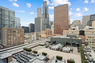 Luxury 3 Bed 3 Bath High Rise with Gym & Amenities - Chicago - 1