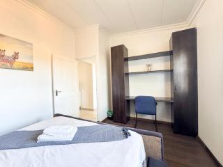Spacious Shared 3-Bedroom Villa Near Bloubergstrand Beach with Pool & Free Wi-Fi - 6