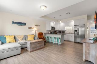 Fun Game Room Steps to Beach 2 Level Lux Condo - Hampton - 6