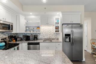 Fun Game Room Steps to Beach 2 Level Lux Condo - Hampton - 1