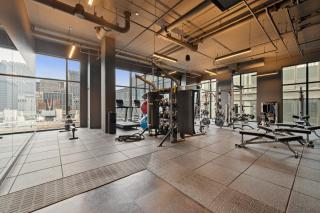 Lux 3 Bed 3 Bath High Rise with Gym & Amenities - Chicago - 5