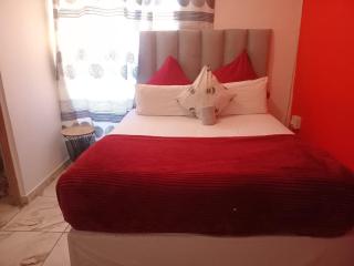Neo & Ruks Guest House Parow - - 4