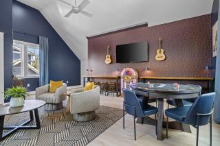 The Morrison - Karaoke Theater Backyard Oasis - 8