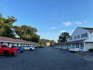 Chisholm's Motor Inn - Saugus - 9