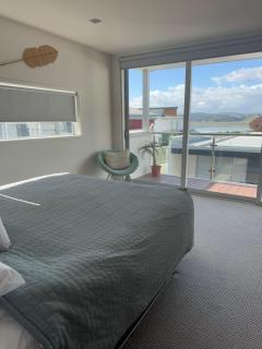 High tide apartment - - 8