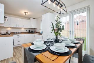 Central Coventry Stay, 3BR, Sleeps 9, Free Parking - 7