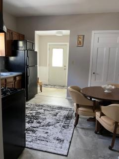 Private 1 bdrm 1bath with off street parking centrally located - Rochester - 0