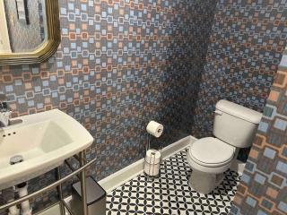 Classy 3-Story Downtown Apt - Great Location - Savannah - 1