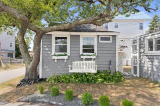 The Wishbone Steps to Beach Bunk House - 8