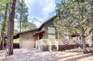 Cozy Family Retreat with Jacuzzi & AZ Sunroom - Pinetop-Lakeside - 0