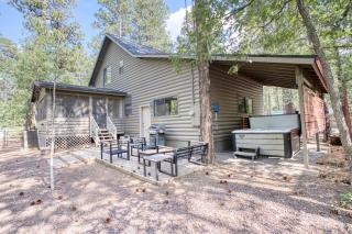 Cozy Family Retreat with Jacuzzi & AZ Sunroom - Pinetop-Lakeside - 3