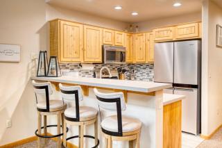 Cozy Family Retreat with Jacuzzi & AZ Sunroom - Pinetop-Lakeside - 1