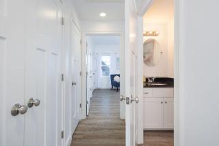 Steps to Beach King Bed Hampton Beach Hideaway - Hampton - 1