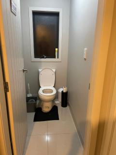 Queen Bed Room 1 - Hamilton - 1