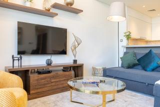 Free housekeeping visits during your stay - StayShort - Bright & Elegant 2BR in Creek Harbour - 2