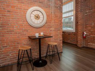 Jennifer's Vibrant Historic Brick Loft Private Apartment - Providence - 6